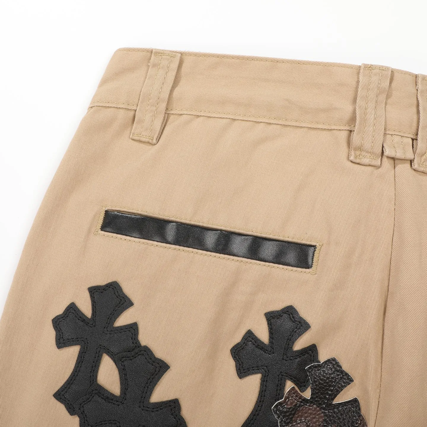 P260 Chrome Hearts/Chrome Hearts camouflage checkerboard horsehair cross patch leather jeans - Full of exploring the ultimate in fashion, Chrome Hearts' new Chrome Hearts pants cleverly integrate camouflage cross, checkerboard horsehair cross and other elements to break traditional boundaries. The clever fusion of Mattyboy’s same style, overalls and khaki jeans brings endless matching inspiration to fashionistas.  This pair of Croxin overalls not only presents a unique retro style, but also combines comfort and sophistication with its wide-leg, loose design. The mid-high waist design matches a lazy and casual style, which not only makes the legs longer but also maintains a casual feel, it is a must-have fashion choice for trendy men and trendy women.  Khaki overalls are unique in leather matching and color selection, making them the leader among overalls. Chrome Hearts' khaki cross chino casual pants have a prince-like aristocratic feel. The pants have 40 panels of leather and full texture. The W34 size is perfectly presented and has become the focus of the forefront of fashion. Whether it's for daily wear or a trendy try, these pants can bring you an excellent fashion experience.  Color: Khaki Size: 28 30 32 34 corresponding size s-xl